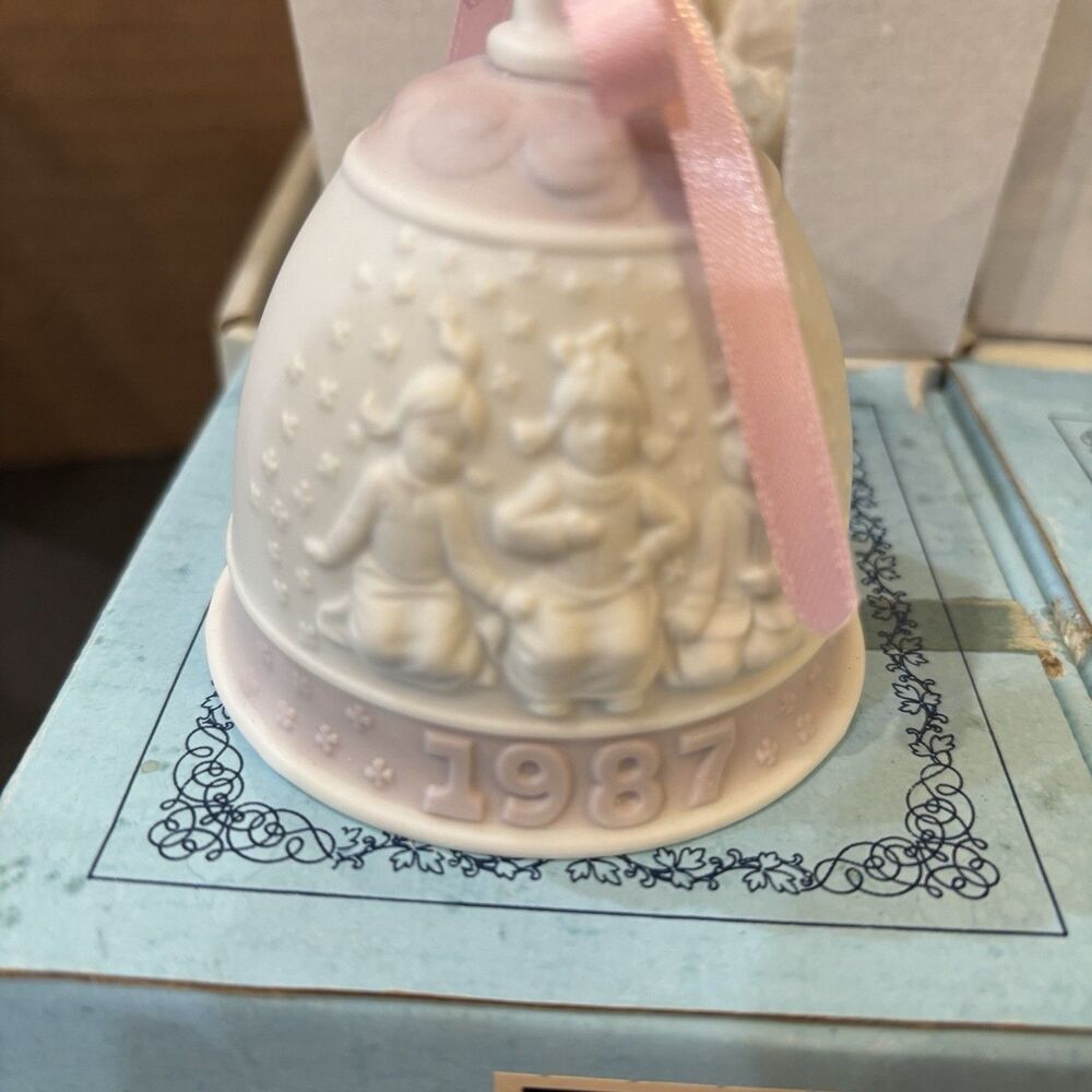 LLadro Christmas Bell 1987 Ivory Matte Porcelain in box Annual Edition